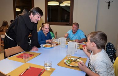 Povertà famiglie: +135% aiuti alimentari in tre anni dalle mense francescane
